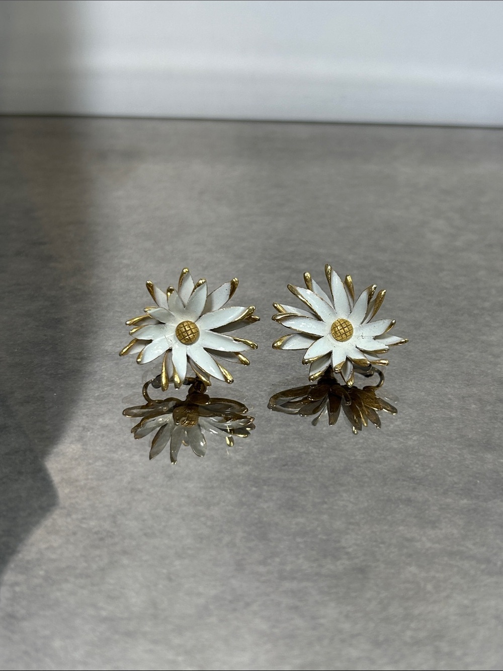 Vintage Marvella Gold-Tone White Daisy Clip-On Earrings - Women Jewelry